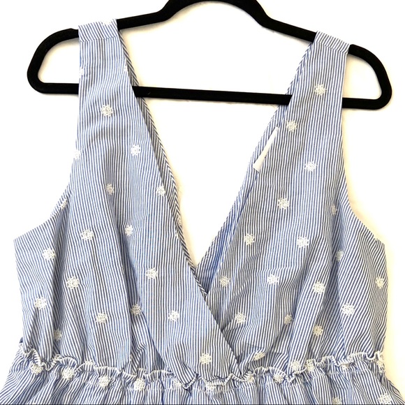 Forever 21+ Sleeveless Ruffle Crop Top 1x - Picture 2 of 5